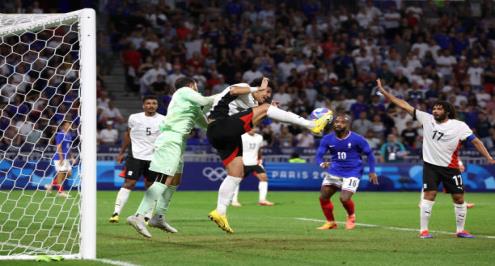 القائم والعارضة يتألقان مثل حمزة علاء.. فرصة غريبة لفرنسا أمام منتخب مصر (فيديو)